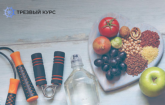 Спортивный инвентарь, бутылка воды, тарелка с орехами, фруктами, гречкой